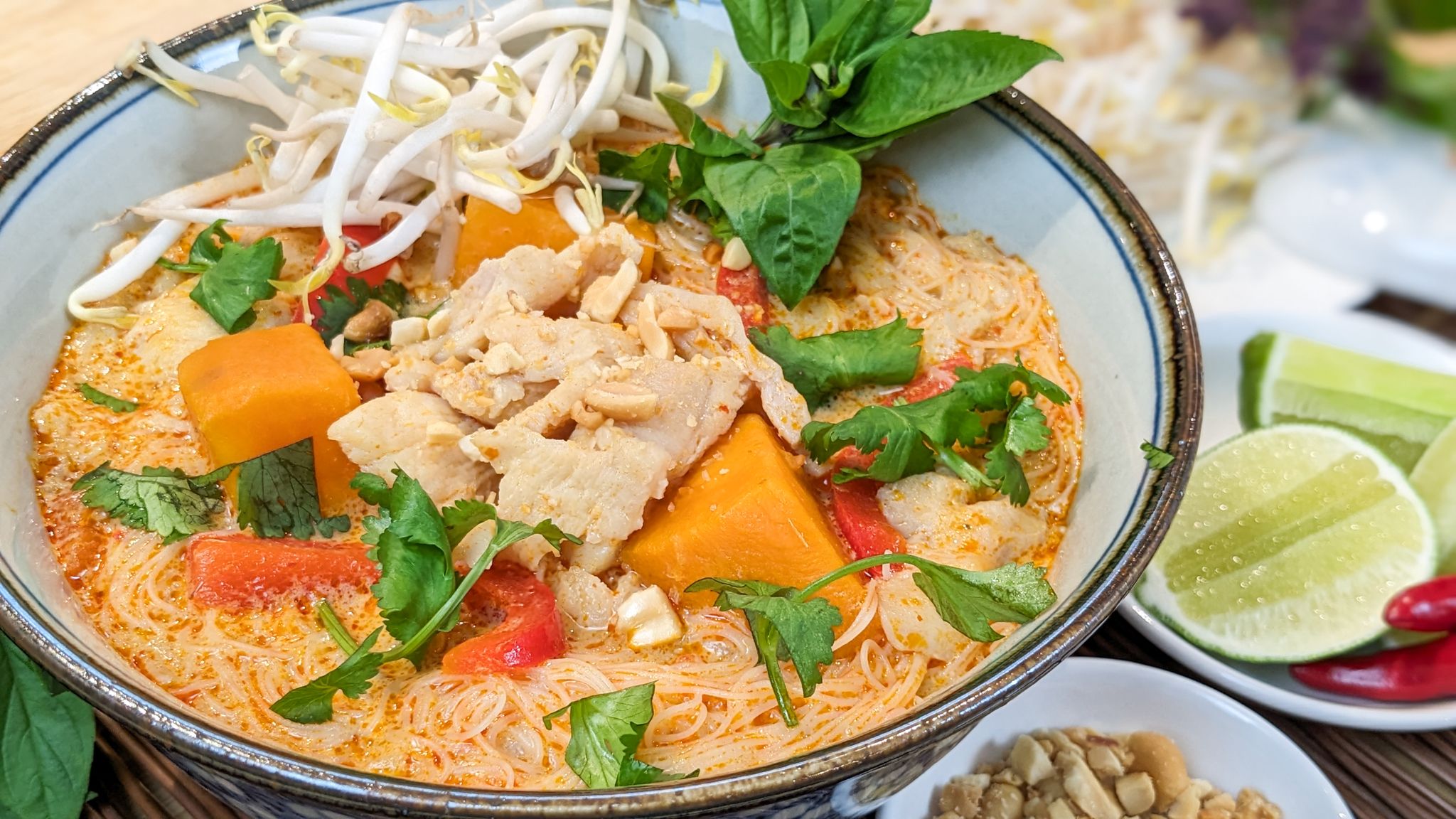Soupe thaï au curry rouge et lait de coco - Hop dans le wok