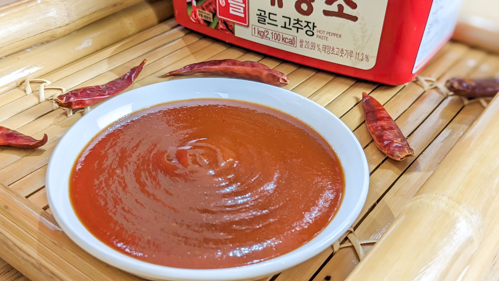 Sauce pimentée asiatique de gochujang ou sriracha. - Recette par